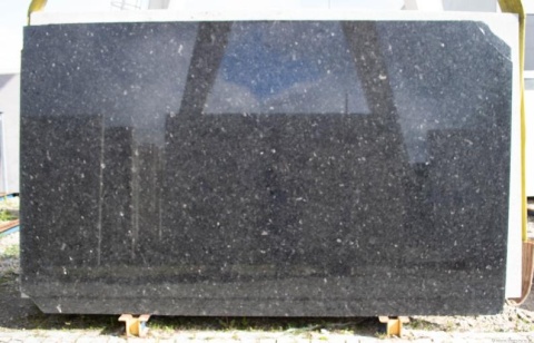 pełna płyta Black Pearl z polerowaną powierzchnią, ukazująca intensywną czerń z subtelnymi akcentami mineralnymi.