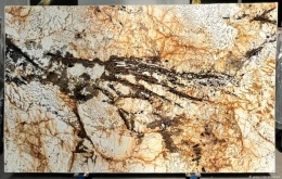 bliżenie powierzchni, ukazujące detale użylenia, kontrasty barw oraz lśniącą teksturę kamienia.