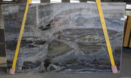 pełna płyta Blue Eagle z widocznymi kontrastami i delikatnymi akcentami barwnymi na tle ciemnego kamienia.