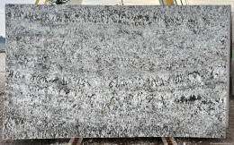 pełna płyta Blue Flower z dominującymi pasmami jasnych i ciemniejszych odcieni, tworzących wyrazisty, kontrastowy wzór.