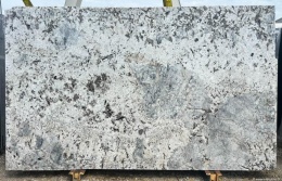 pełna płyta Blue Labrado w wykończeniu polerowanym, z jasną bazą i kontrastowymi, grafitowo-niebieskimi akcentami