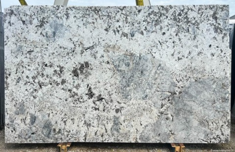 pełna płyta Blue Labrado w wykończeniu polerowanym, z jasną bazą i kontrastowymi, grafitowo-niebieskimi akcentami