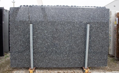 pełna płyta Blue Labrado w wykończeniu polerowanym, z ciemną bazą i kontrastowymi, szaro-niebieskimi akcentami