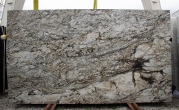 pełna płyta Blue Seledin Dunes z dominującą jasną bazą, wzbogaconą nieregularnymi żyłkami i plamkami o chłodnych tonach