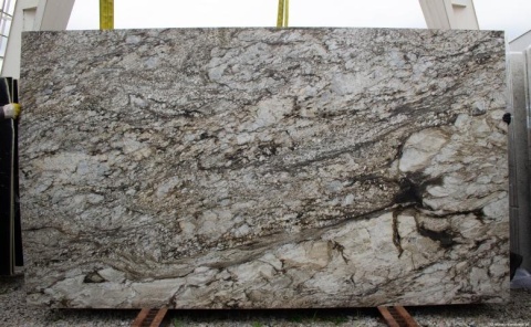 pełna płyta Blue Seledin Dunes z dominującą jasną bazą, wzbogaconą nieregularnymi żyłkami i plamkami o chłodnych tonach