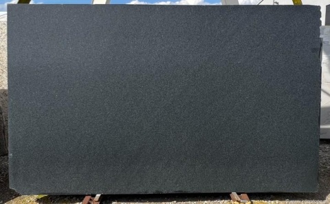 zbliżenie struktury kamienia, ukazujące subtelne mineralne punkty i połysk wydobyty przez szczotkowanie.