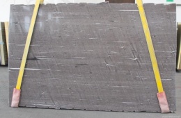 pełna płyta Brown Silk w wykończeniu polerowanym, ukazująca falujące pasma w odcieniach brązu i kontrastowych barw.