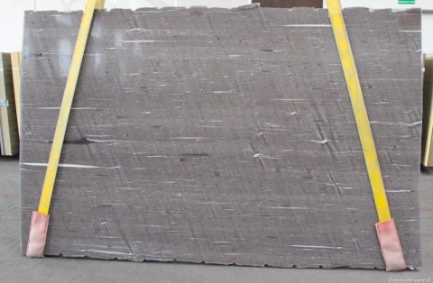 pełna płyta Brown Silk w wykończeniu polerowanym, ukazująca falujące pasma w odcieniach brązu i kontrastowych barw.