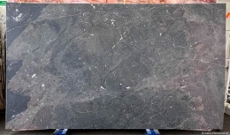 Breccia Imperiale z różnobarwnymi fragmentami — beżami, brązami i akcentami rdzy — ukazująca dekoracyjny charakter kamienia.