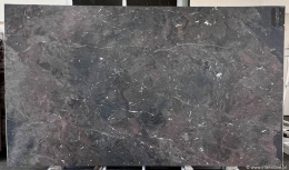 zbliżenie powierzchni, pokazujące fakturę kamienia oraz naturalne przejścia kolorystyczne między fragmentami.