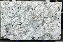 pełna płyta Cassis , z jasną bazą, dużymi kryształami i ciemniejszymi akcentami, tworzącymi efektowną, mozaikową strukturę.