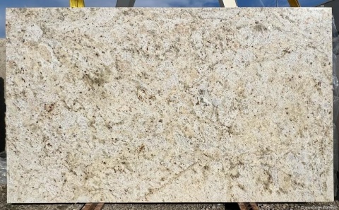 pełna płyta Colonial Cream w wykończeniu polerowanym, z kremową bazą i złotawo-brązowymi akcentami.