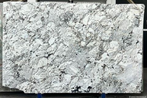 pełna płyta Cassis , z jasną bazą, dużymi kryształami i ciemniejszymi akcentami, tworzącymi efektowną, mozaikową strukturę.