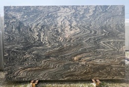 fragment płyty Cobra Gold w wersji polerowanej, prezentujący złoto-brązowe tony, dynamiczne żyłki i subtelne kontrasty barw.