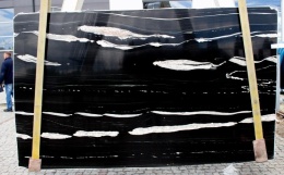 zbliżenie powierzchni, które podkreśla elegancję kontrastów i detali mineralnych.