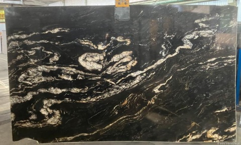 ełna płyta Cosmic Black w wersji polerowanej, z intensywną czernią i kontrastującymi, jasnymi smugami.