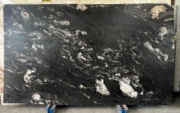 ragment powierzchni w wersji szczotkowanej, gdzie matowa faktura łagodzi odbicia i wydobywa subtelne detale wzoru.