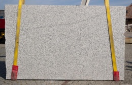 widoczna struktura płyty z kontrastującymi ziarnami jasnymi i ciemnymi