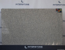 iżenie powierzchni, które podkreśla detale mikrokryształów i różnice tonalne, widoczne dzięki matowemu wykończeniu fiammato.