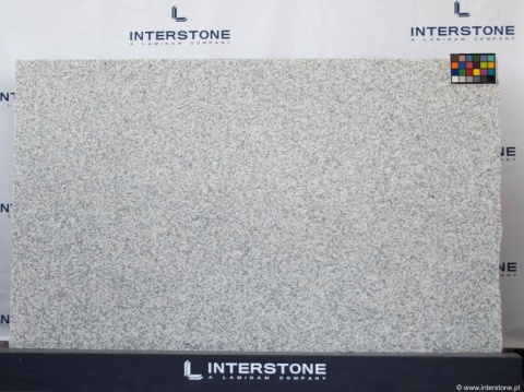 fragment powierzchni, gdzie widać subtelną fakturę i teksturę powstałą w procesie płomieniowania