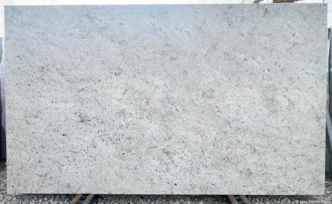 fragment kamienia z bliższego planu, pokazujący strukturę i kontrasty barw