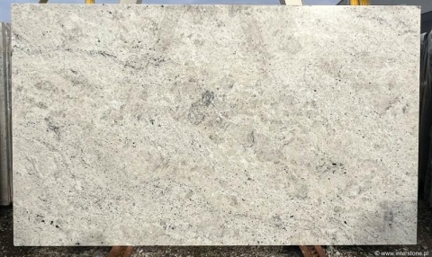 inna część płyty, pokazująca układ detali i naturalne przejścia między tonami, co podkreśla unikalny wygląd Colonial White.