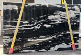 pełna płyta Copacabana w wykończeniu polerowanym, z mocno kontrastującymi pasmami bieli i czerni.