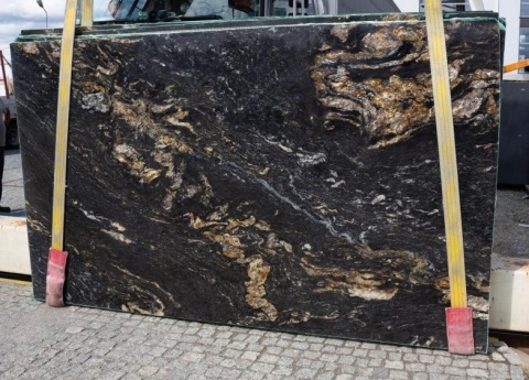 ragment płyty w wersji szczotkowanej, podkreślający matową teksturę i łagodniejsze refleksy światła.