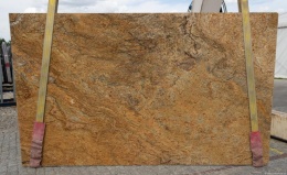 Pełna płyta Fantasy Gold w polerowanej wersji, gdzie złote i beżowe tony pięknie kontrastują z jasnymi akcentami.