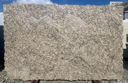 płyta Giallo New Veneziano w wykończeniu fiammato, o chropowatej powierzchni i naturalnej fakturze.