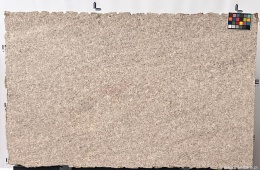 płyta Giallo Santa Cecilia w wersji fiammato, z matową teksturą i subtelnym rozproszeniem światła.