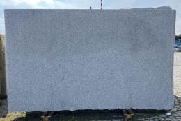 płyta w wersji polerowanej, pokazująca subtelne refleksy i głębię struktury kamienia.