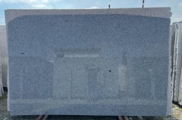 płyta w wersji polerowanej, pokazująca subtelne refleksy i głębię struktury kamienia.