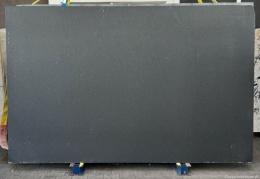 ełna płyta Indian Black Dark w wykończeniu polerowanym, ukazująca głębię czerni i elegancki połysk.