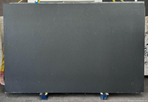 ełna płyta Indian Black Dark w wykończeniu polerowanym, ukazująca głębię czerni i elegancki połysk.