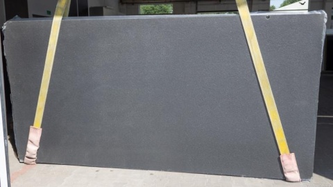 fragment płyty w wersji szczotkowanej, z matową powierzchnią i subtelną fakturą.