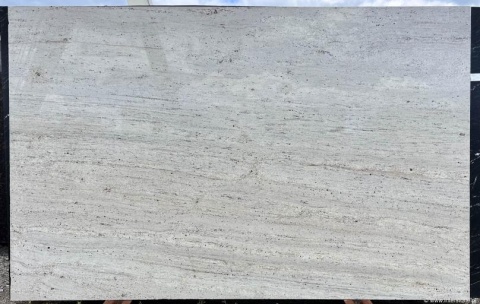 Drugie zdjęcie – fragment płyty w wersji szczotkowanej, o matowej powierzchni z widoczną, naturalną strukturą kamienia.