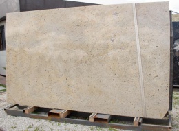 płyta w wykończeniu ds_pod_sand, z wyraźną, chropowatą fakturą i surowym, piaskowym charakterem.