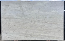 Drugie zdjęcie – fragment płyty w wersji szczotkowanej, o matowej powierzchni z widoczną, naturalną strukturą kamienia.