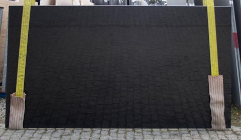 płyta Jet Black w wersji polerowanej, z głęboką czernią i delikatnym połyskiem.