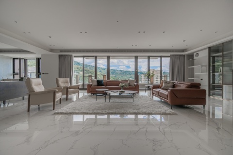 Salon z podłogą Dekton Natura 22 kC – przestrzeń z jasną, marmurową posadzką.