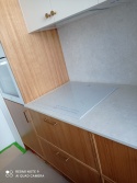 Kuchnia - ściany i blat kuchenny pokryte  jasnym spiekiem Nebbia
