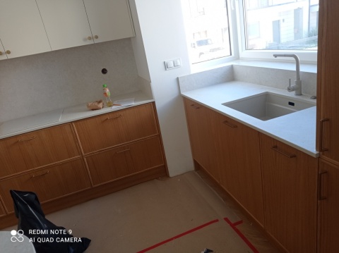 Nebbia blaty kuchenne i okładzina ścienna wykonana z jasnego spieku