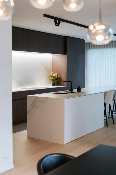 Nowoczesna kuchnia z wyspą wykończoną spiekiem Dekton Opera w eleganckim aksamitnym wykończeniu Velvet