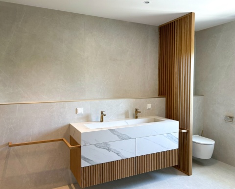 Łazienka z umywalką wykończoną Dekton Opera w aksamitnym matowym wykończeniu.