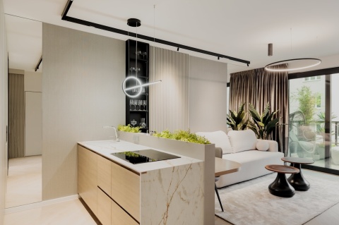 Nowoczesna kuchnia z wyspą wykończoną Dekton Reverie kC z wyrazistymi złotymi żyłami