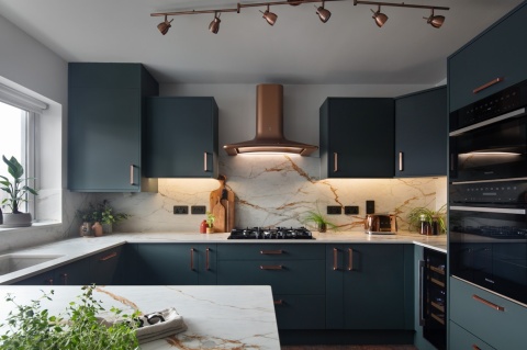 Zabudowa kuchenna z blatem i backsplash w Dekton Reverie kC, kontrastujące ciemne szafki.