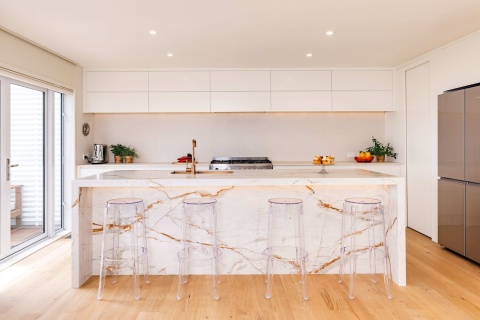 Jasna kuchnia z wyspą wykończoną Dekton Reverie kC z marmurowym wzorem