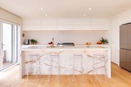 Jasna kuchnia z wyspą wykończoną Dekton Reverie kC z marmurowym wzorem