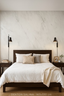 Zbliżenie na strukturę Dekton Salina kC – jasne tło z subtelnym szarym wzorem, powierzchnia polerowana.